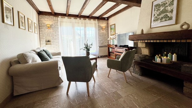 A cozy living room with a fireplace, a television, and a comfortable seating area. - La Baraque de Papi - Spacious detached house - Private garden (Marck)