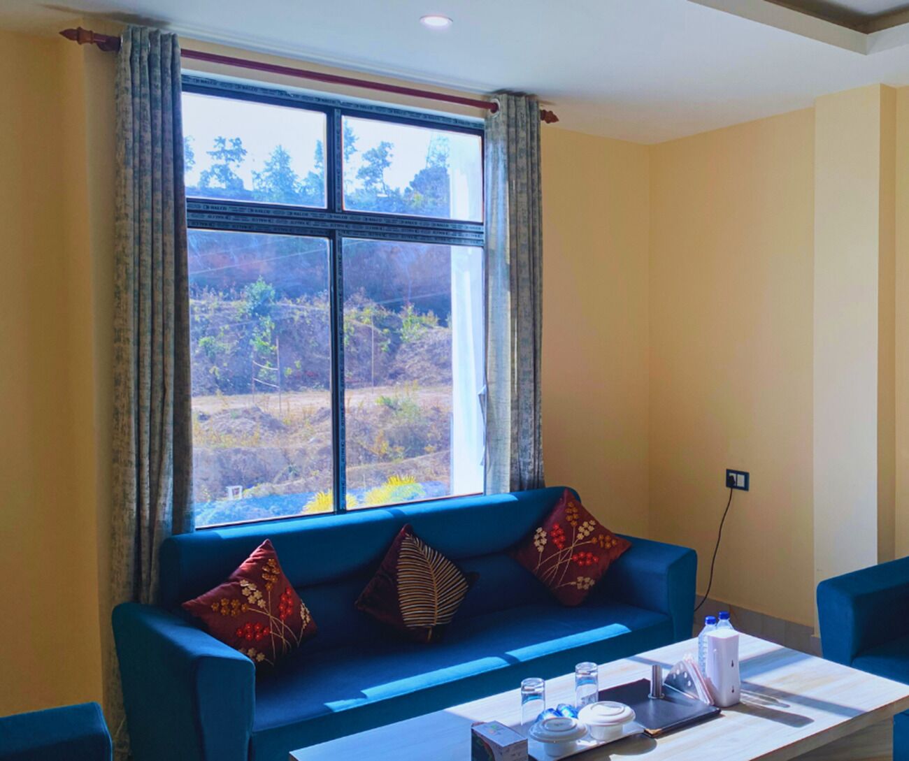Studio Suite | Living area | 32-inch flat-screen TV with satellite channels