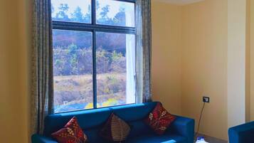 Studio Suite | Living area | 32-inch flat-screen TV with satellite channels