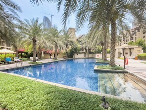 Pool - Free housekeeping visits during your stay - StayShort - Luxurious 2-Bedroom Apartment in Downtown - Sleeps 4 with Iconic Burj Khalifa Views (Downtown)