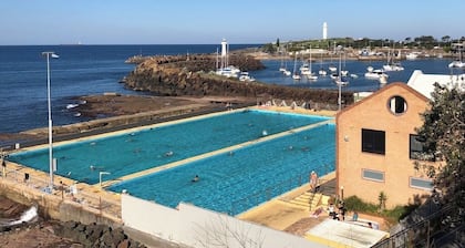 Stylish coastal apartment w/ 2 car park, close to beach, parks, cafes, free bus.