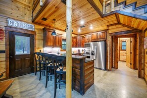 Fridge, microwave, oven, stovetop - Sugar Mama - great location, sleeps 10, hammocks (Broken Bow)