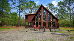 A log cabin with a large deck, surrounded by trees. - Sugar Mama - great location, sleeps 10, hammocks (Broken Bow)