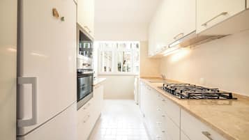 Apartamento, junto a la playa | Cocina privada | Frigorífico, microondas, horno y placa de cocina