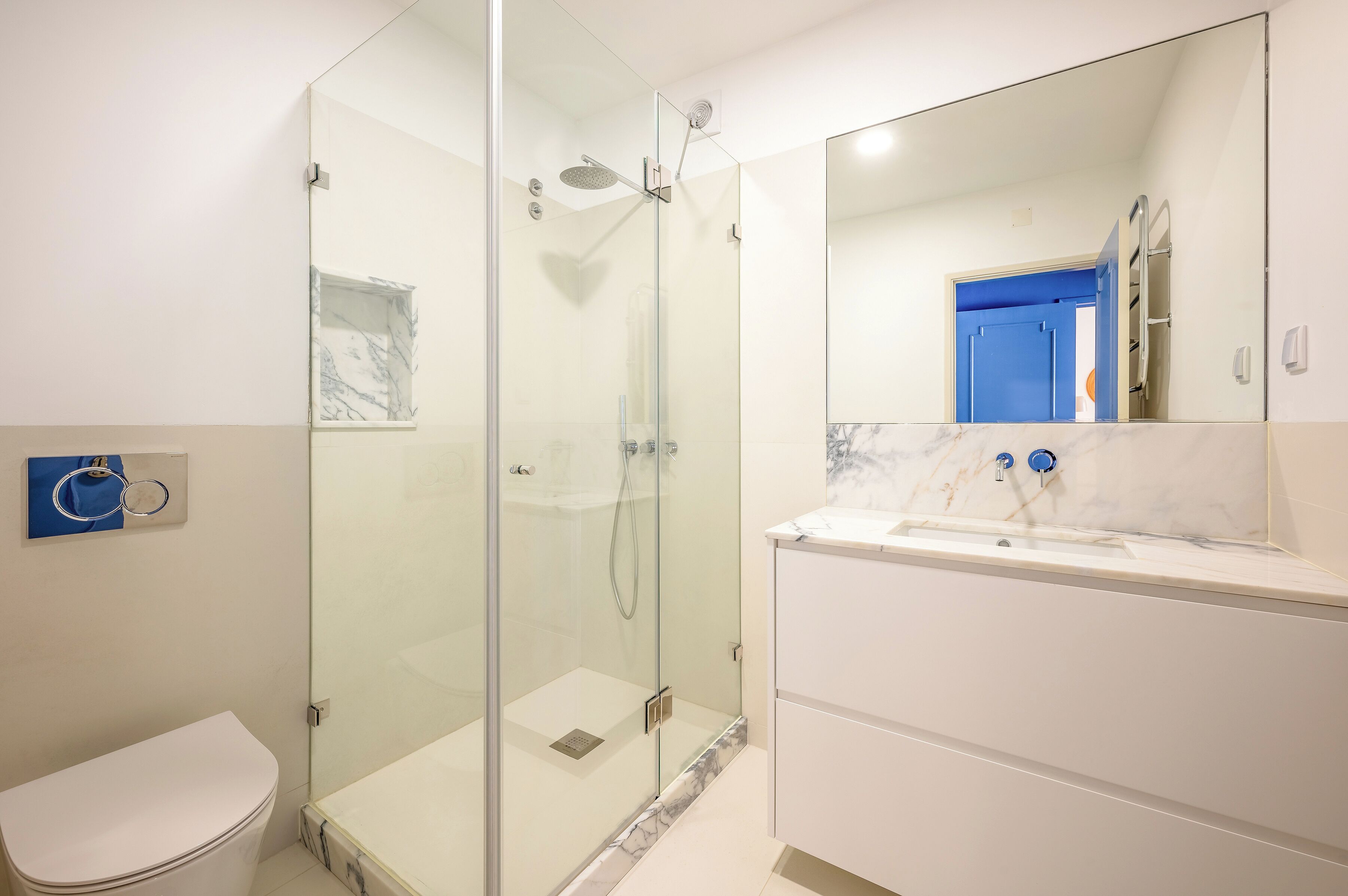 Ducha, artículos de tocador gratuitos, toallas, jabón