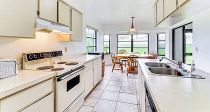 < 2 Mi to Peace River: Home w/ Spacious Yard!