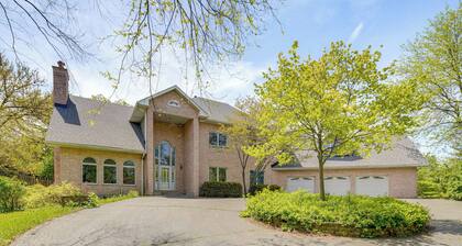 Hot Tub & Sauna: Hoffman Estates Villa in Elgin!
