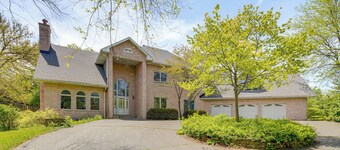 Hot Tub & Sauna: Hoffman Estates Villa in Elgin!