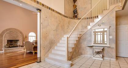 Relaxing Sauna: Hoffman Estates Villa in Elgin!