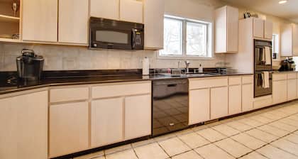 Hot Tub & Sauna: Hoffman Estates Villa in Elgin!