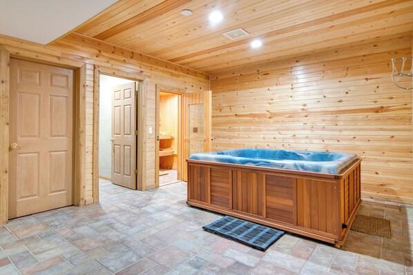 Interior - Hot Tub & Sauna: Hoffman Estates Villa in Elgin! (Hoffman Estates)