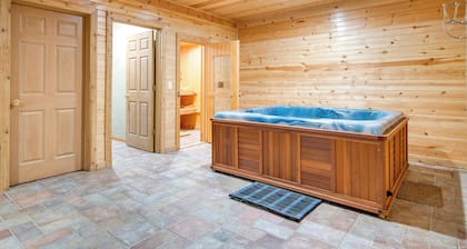 Hot Tub & Sauna: Hoffman Estates Villa in Elgin!