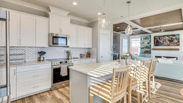 House (6 Bedrooms) | Interior