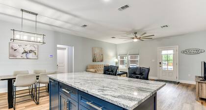 Walk to Beach & Harbor: Dtwn Pass Christian Home