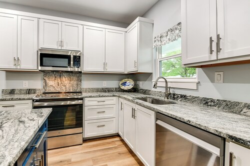 Walk to Beach & Harbor: Dtwn Pass Christian Home