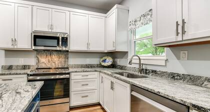 Walk to Beach & Harbor: Dtwn Pass Christian Home