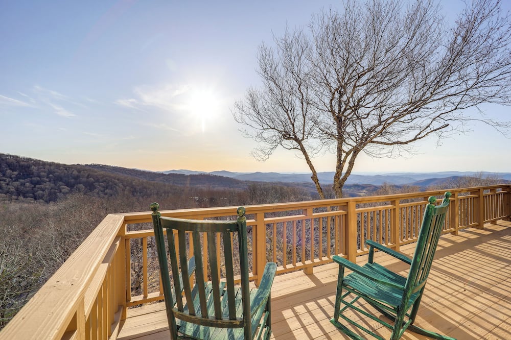 3 Mi Beech Mtn Resort: Cozy Studio w/ Deck & View! - Beech Mountain, NC