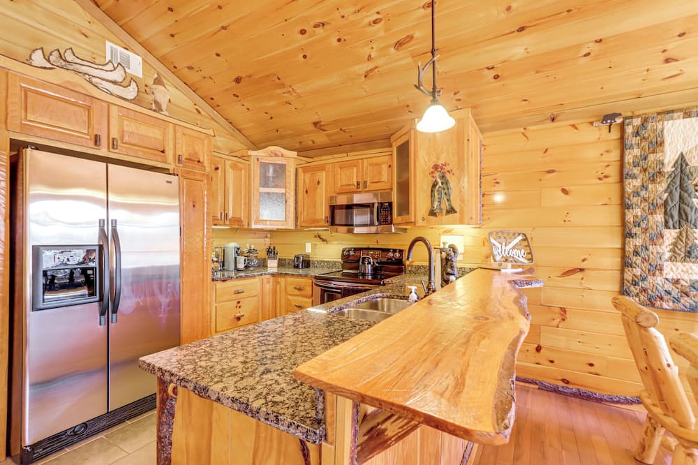 1 Mi to Nottely Lake: Home w/ Furnished Deck! - Canal Lake, GA