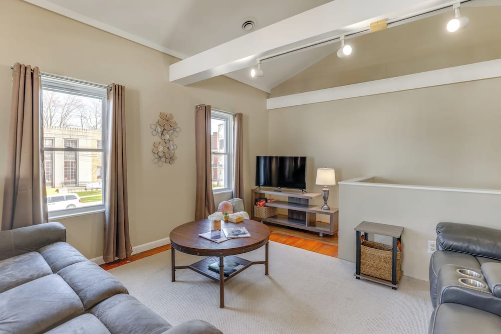 Walk to Dtwn: Seneca Falls Apt w/ Fire Pit! - Weedsport, NY