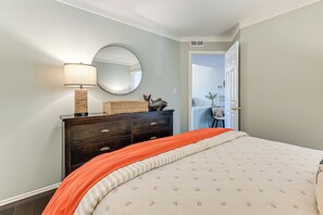 Interior - Waterfront Lake Norman Retreat w/ Balcony (Davidson)