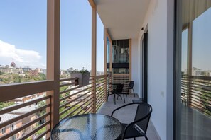 Superior tweepersoonskamer, balkon, uitzicht op de stad | Luxe beddengoed, een kluis op de kamer, verduisterende gordijnen