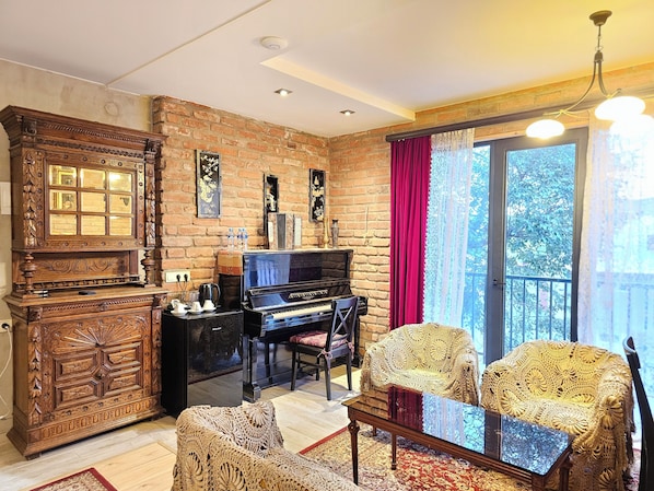 Habitación de diseño doble, balcón | 1 dormitorio, ropa de cama de alta calidad, caja fuerte