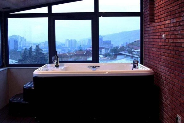 Deluxe Room, Hot Tub, River View | City view