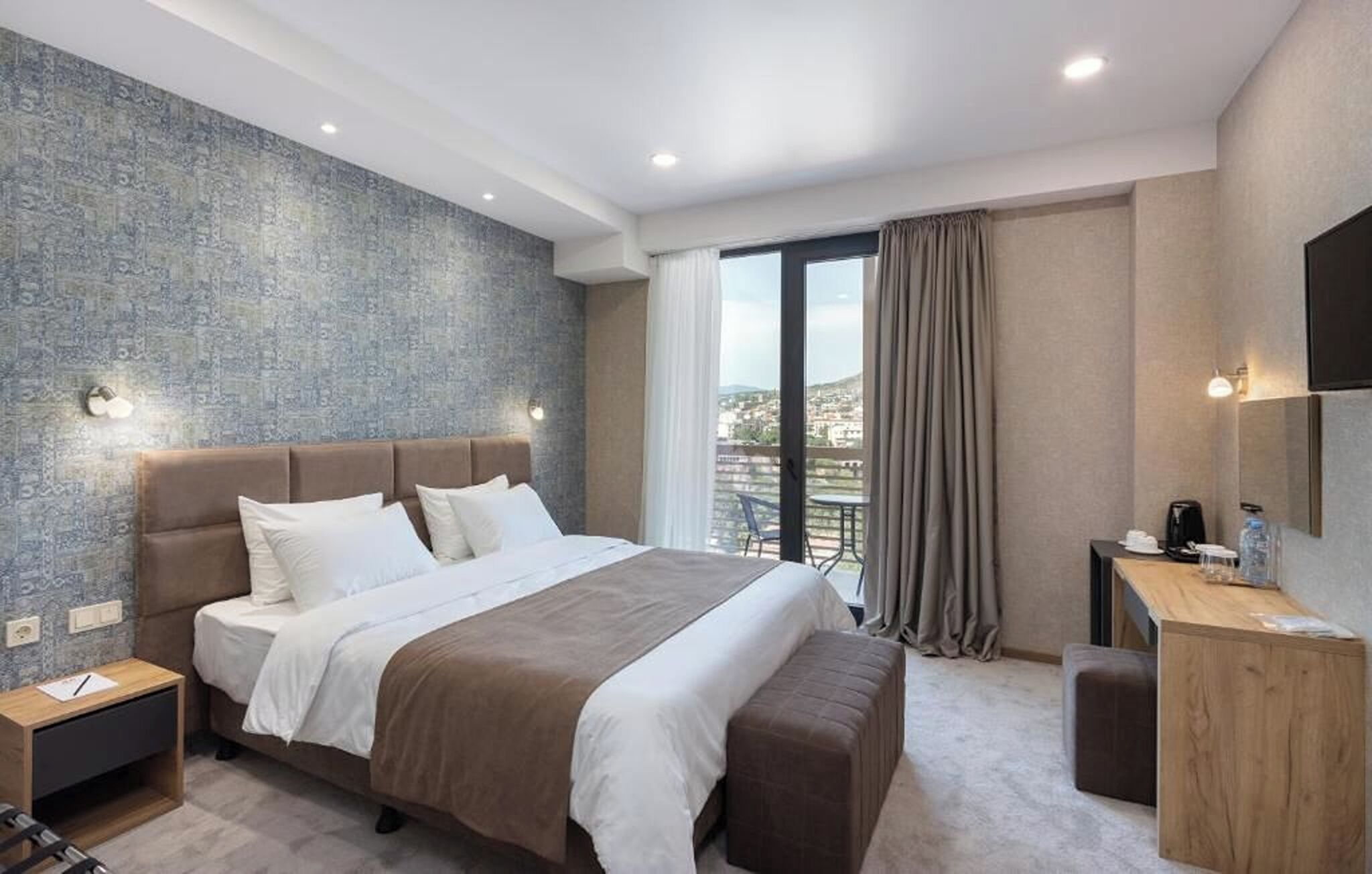 Superior-Doppelzimmer, Balkon, Stadtblick | Hochwertige Bettwaren, Zimmersafe, Verdunkelungsvorhänge