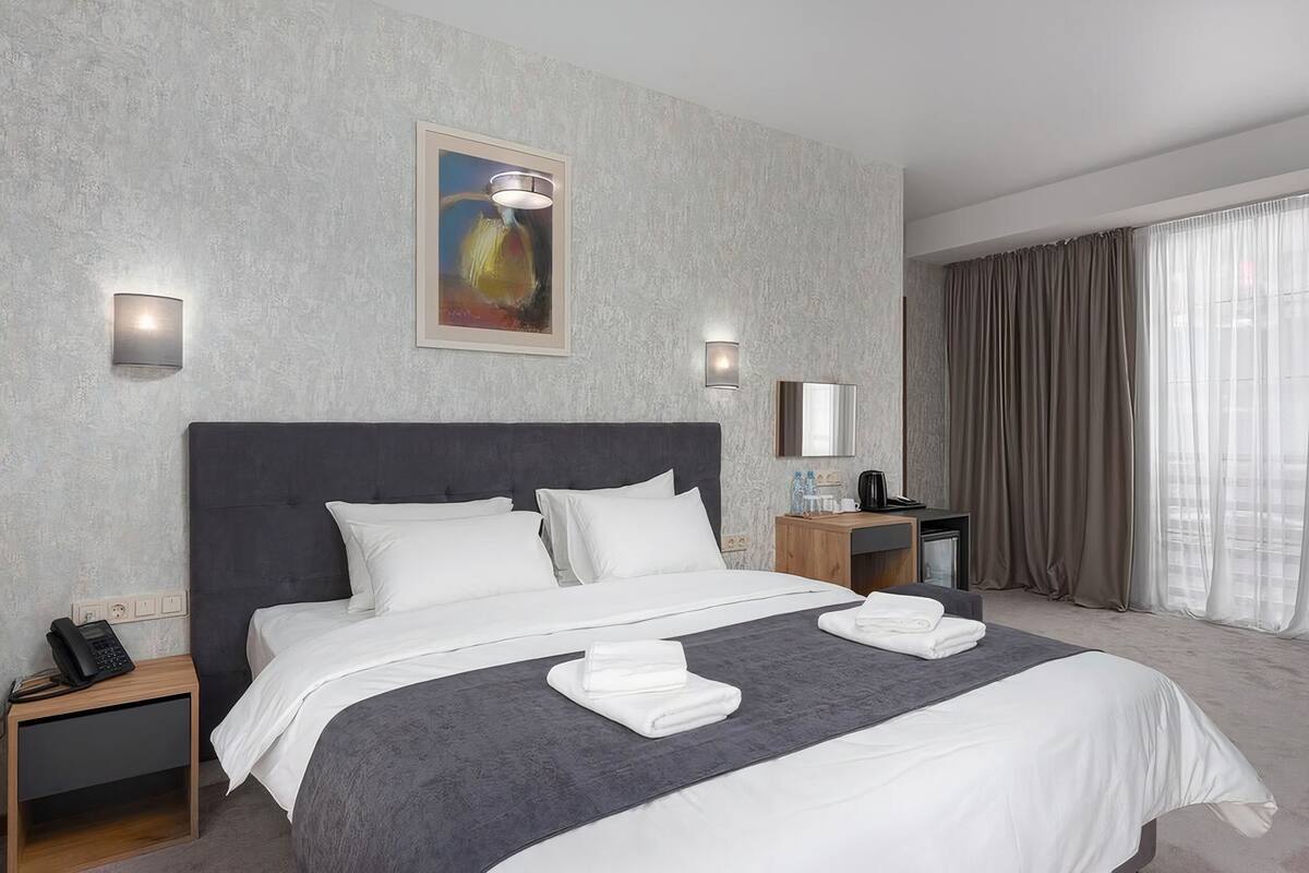 Standard-Dreibettzimmer, Balkon | Hochwertige Bettwaren, Zimmersafe, Verdunkelungsvorhänge