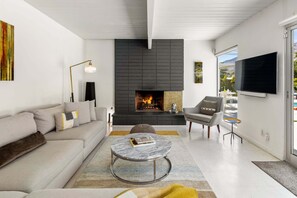 Una Smart TV, una chimenea