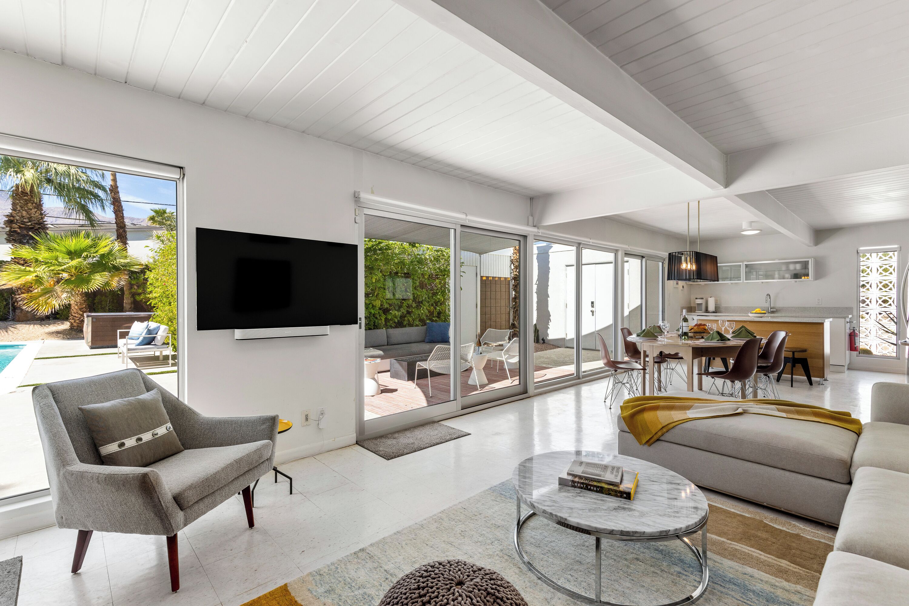 Televisión y chimenea 