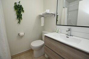 Deluxe Double Room, Balcony | Bathroom