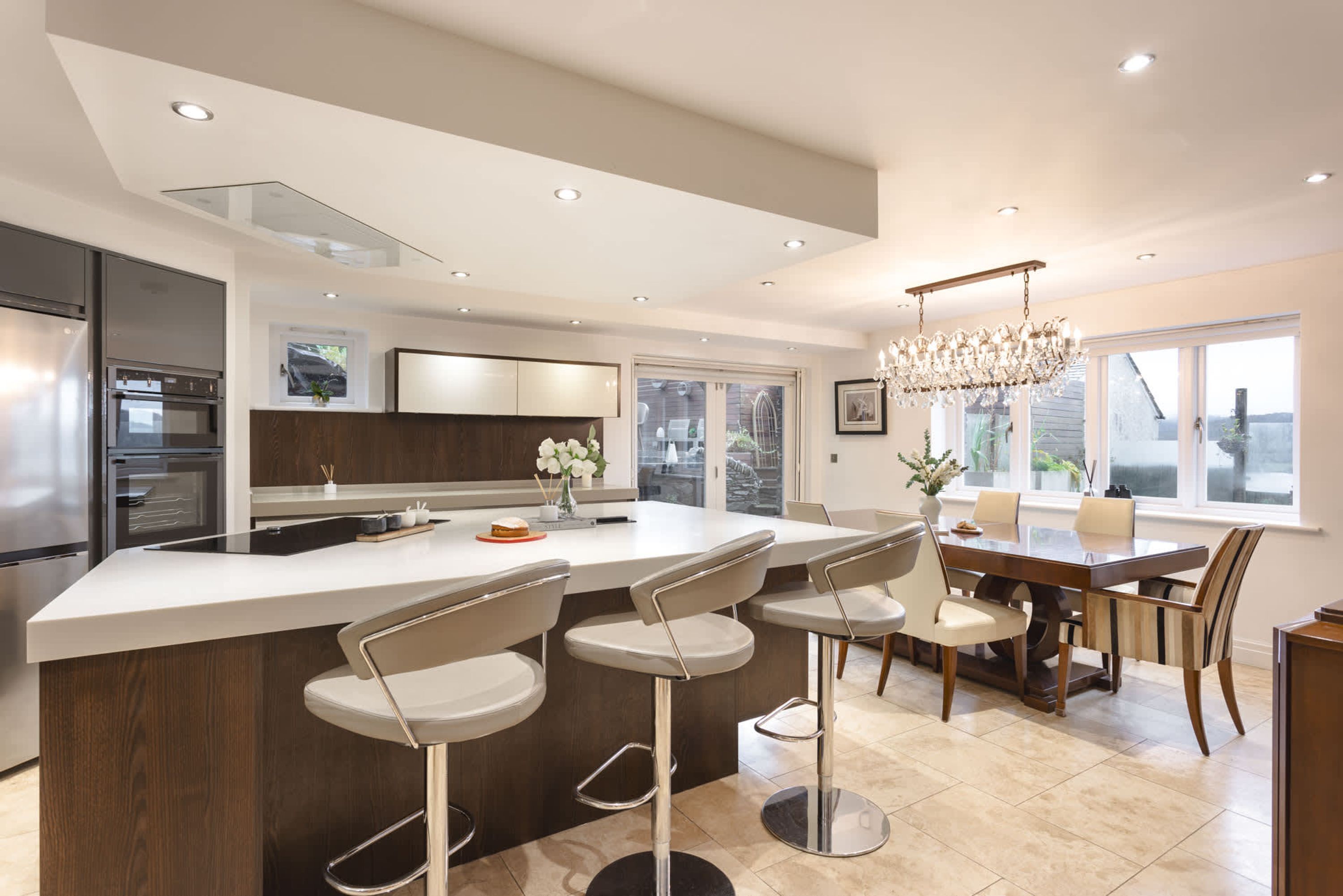 4 عدّة غرف نوم وخدمة الإنترنت