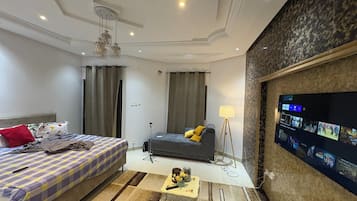 Habitación doble de lujo, balcón, vista a la ciudad | Servicio a la habitación