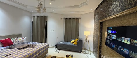 Quarto casal superluxo, sacada, vista para a cidade | Opções para refeição no quarto