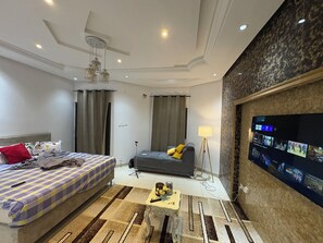 Luxury-Doppelzimmer, Balkon, Stadtblick | Essbereich im Zimmer