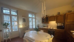 Private kitchen - Magnificent apartment with direct access to the Place des 9 Jets in CERET. (Céret)