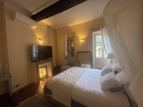 Magnificent apartment with direct access to the Place des 9 Jets in CERET.