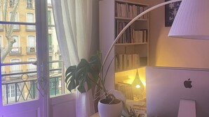 A room with a desk, a potted plant, a bookshelf, and a laptop. - Magnificent apartment with direct access to the Place des 9 Jets in CERET. (Céret)