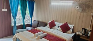 Deluxe Double Room | Free WiFi - Jayara Resort And Cafe (Barkot)