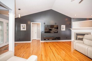 TV, offices - Big Sky Retreat - Home for 10 (Fairfield)