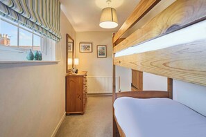 3 bedrooms, iron/ironing board, bed sheets