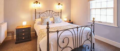 3 habitaciones, escritorio, tabla de planchar con plancha y wifi