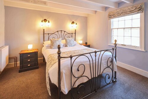 Host & Stay | Ship's Bell
