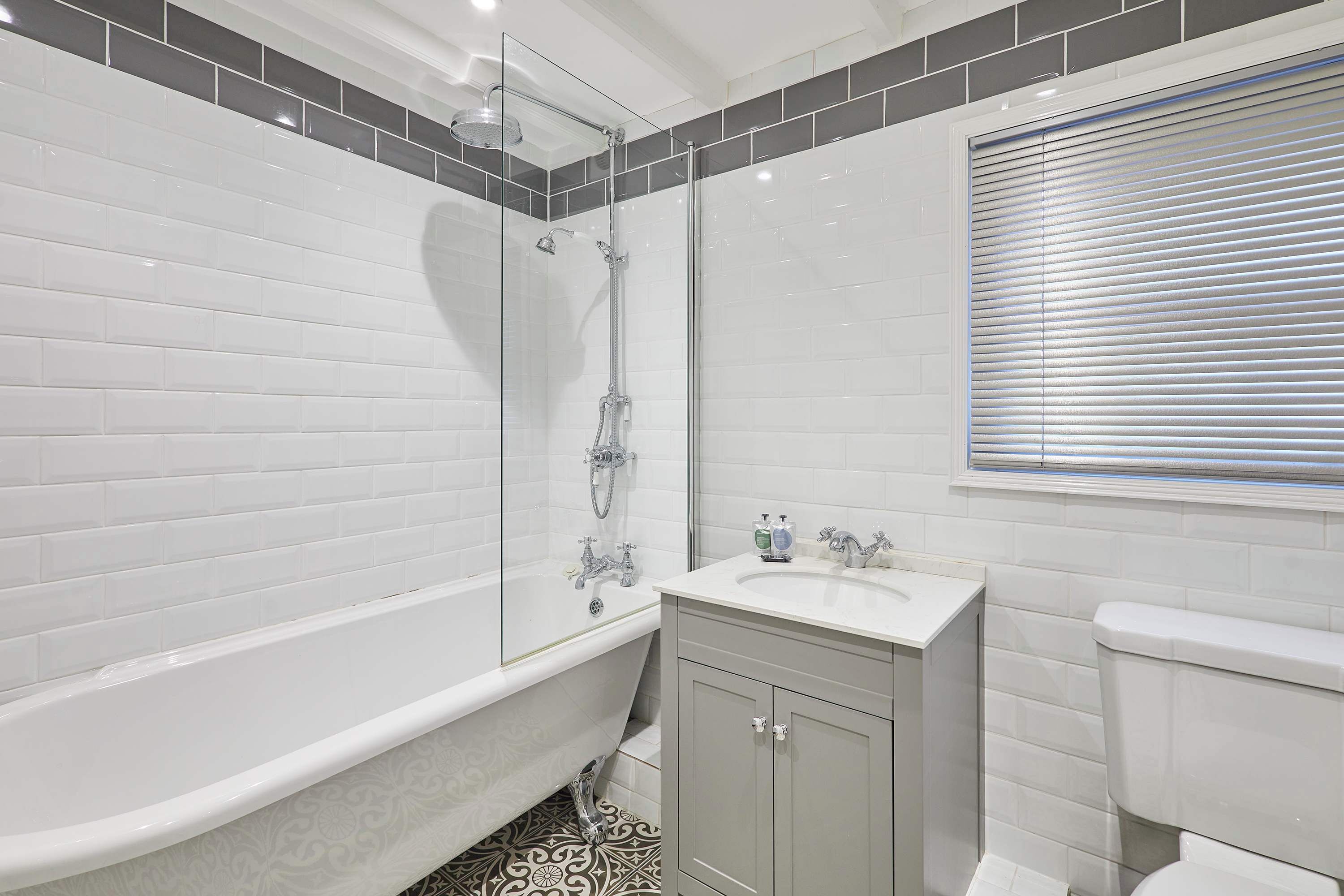 Douche, serviettes fournies, shampoing