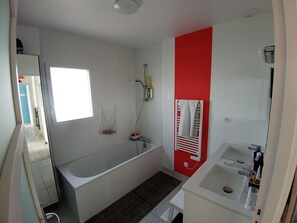 Shower, hair dryer, toilet paper - (Pornic)