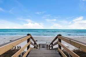 Una spiaggia nelle vicinanze