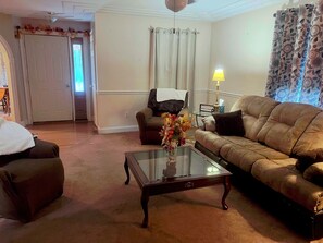 Smart TV - Large spacious house with ample parking for large groups. (Delbarton)