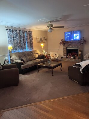 Smart TV - Large spacious house with ample parking for large groups. (Delbarton)