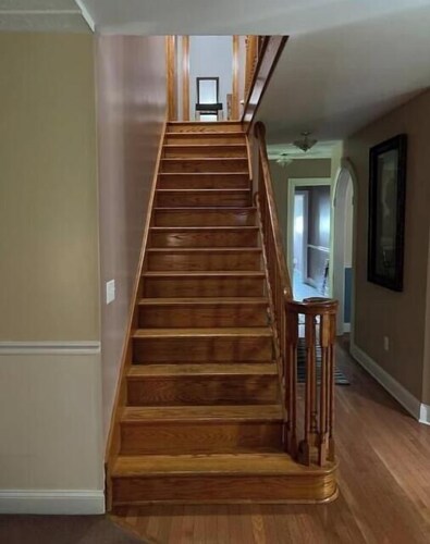 Large spacious house with ample parking for large groups.